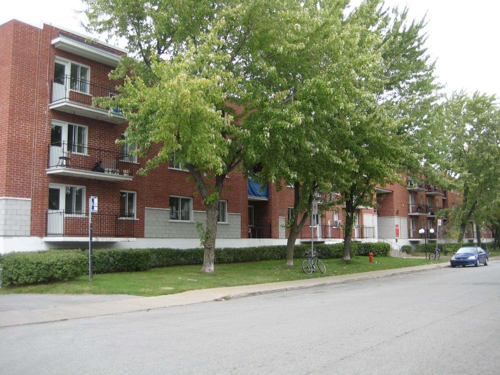 PGK apartment building in Montréal: a red-brick low-rise with balconies